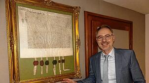 Bürgermeister Martin Rupp vor einer alten Urkunde. Historie in Bermatingen ist ein Schatz, aber auch Last. Bilder: Christiane Keutner