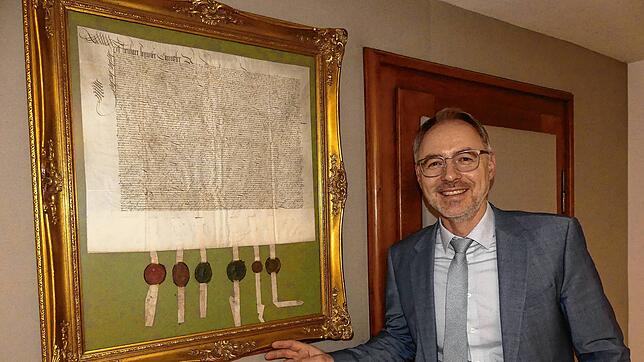 Bürgermeister Martin Rupp vor einer alten Urkunde. Historie in Bermatingen ist ein Schatz, aber auch Last. Bilder: Christiane Keutner