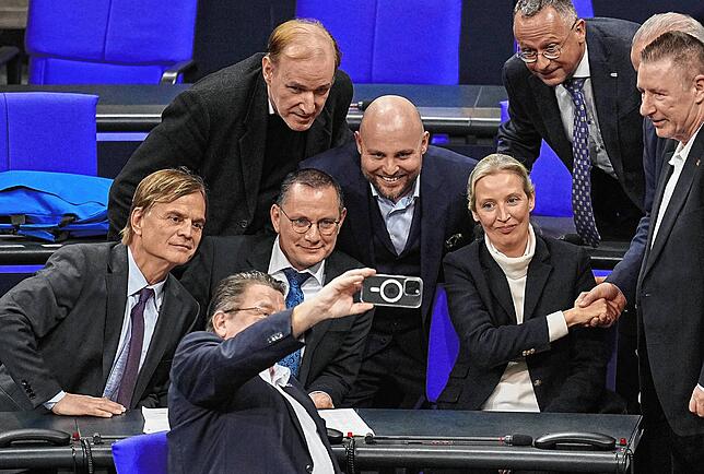 Ein Bild, das die deutsche Politik erschütterte: Jubelnde AfD-Politiker machen ein Selfie, nachdem sie mit ihren Stimmen einem ...
