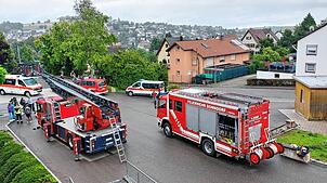 Mitarbeiter der Bonndorfer Blaulichtorganisationen Feuerwehr, DRK und DLRG erklärten Sechstklässlern des Bildungszentrums, wie Zivil- ...