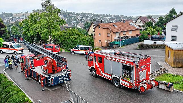 Mitarbeiter der Bonndorfer Blaulichtorganisationen Feuerwehr, DRK und DLRG erklärten Sechstklässlern des Bildungszentrums, wie Zivil- ...