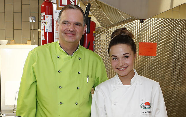 Leckeres Fingerfood servierte Marko Conrad vom Hirschen und Viktoria Kuzmich vom Schwarzwaldhof.