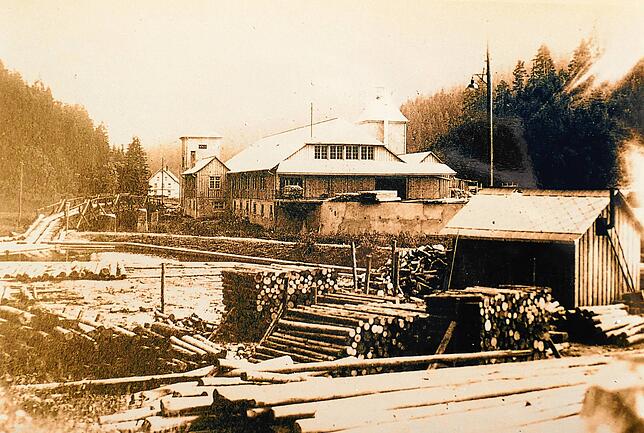 Am 10. April 1945 wird das Sägewerk an der Kohlbrücke bombardiert, wobei vier Tote zu beklagen sind. Bild: Archiv Ketterer