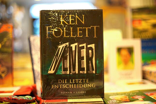 &bdquo;Never&ldquo; von Ken Follett, erschienen im Lübbe-Verlag für 32 Euro. Ein actiongeladener Roman, der tief in die Verstrickungen ...