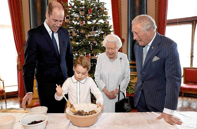 Die volle Aufmerksamkeit seines Vaters Prinz William (l), seiner Urgroßmutter Königin Elizabeth II. und seines Großvaters Prinz Charles ...