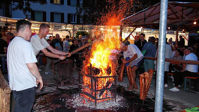 Dieses Jahr sind die Hödinger Vereine mit ihrem gegrillten Kassler wieder Teil des Promenadenfests. Sie hatten coronabedingt vergangenes ...