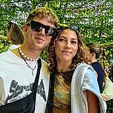 Lorena Falcone (18) und Janis Grüter gehören zu den ersten Besuchern.