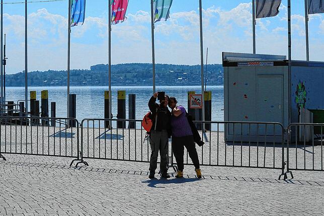 Ostersonntag, 13.45 Uhr, Überlinger Landungsplatz. Die gesperrte Überlinger Promenade mit dem Bodensee ohne Schiffe im Hintergrund wird ...