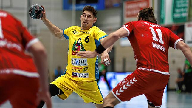 Felix Jaeger (am Ball) im Spiel der HSG Konstanz gegen den VfL Lübeck Schwartau.