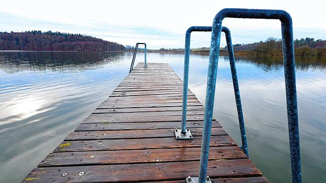 Der Steg am Mindelsee muss dringend repariert werden. Nun wurden zusätzliche Mittel dafür beschlossen.