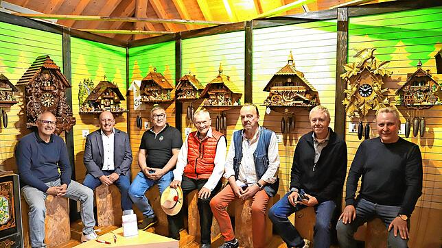 Vor den Schwarzwalduhren präsentieren sich Aussteller und Vertreter der Stadt Triberg und des Schwarzwaldmuseums (von links): Nikolaus ...