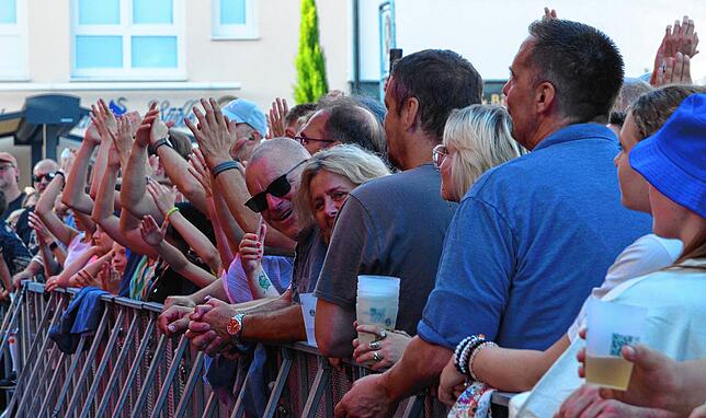 Bild 14: Gute Stimmung beim dritten Konzertabend des Markdorf Open-Air 2025