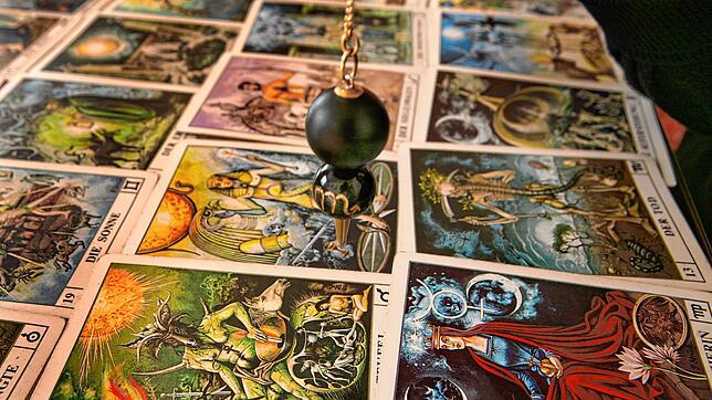 Tarotkarten auf dem Tisch einer Wahrsagerin: Was die Zukunft bringt, ist für einen jungen Menschen oft weniger entscheidend als die ...