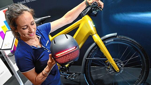 Fabienne Gillieron präsentiert am Stand des Schweizer Fahrradherstellers Stromer auf der internationalen Fahrradmesse Eurobike in ...