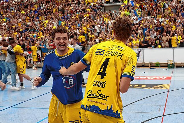 Bild 12: HSG Konstanz feiert den Aufstieg in die 2. Handball-Bundesliga. Bilder vom Spiel gegen Hildesheim