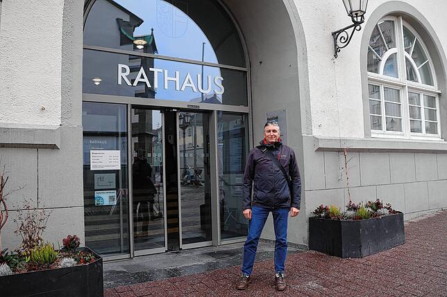 Die 200 unterschriebenen Formulare gab Roth im Radolfzeller Rathaus ab.