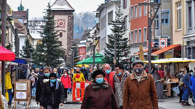 Die Villinger Innenstadt am Samstagvormittag: Zahlreiche Passanten sind unterwegs, viele ziehen ihre Einkäufe und Weihnachtsbesorgungen ...