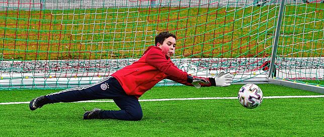 Zurück im Tor: Kian Fritz freut sich, dass er endlich wieder nach dem Ball hechten darf.