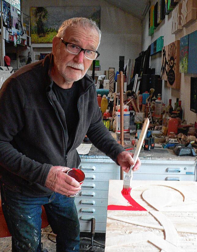 Für die großen Wandreliefs wählt Josef Briechle gern leuchtende Acrylfarben.