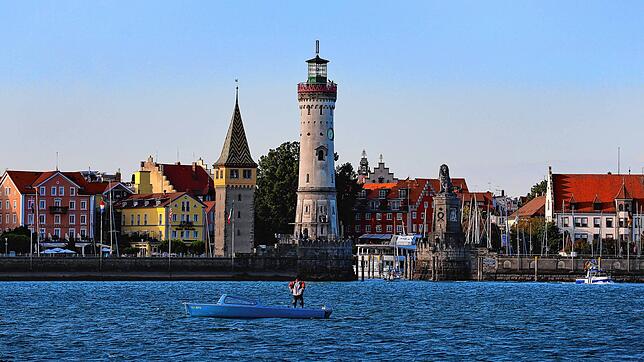 Lindau in Bayern. Bayern hat eine 12 Kilometer lange Uferlinie am Bodensee. Anders als in Baden-Württemberg wird das Seewasser noch ...