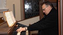 Mario Isele eröffnete das halbstündige Adventssingen an der Orgel der Kirche St. Maria in Gündelwangen. Bild:  Wolfgang Scheu