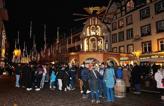 Blick auf den Waldshuter Weihnachtsmarkt am Samstagabend, es waren sehr viele Menschen unterwegs.