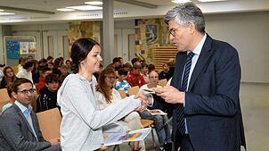 Eine von 30 Bonndorfer Preisträgerinnen für den Landespreis: Valeriia Baranivska. Landrat Martin Kistler gratuliert und überreicht die ...