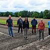 Die Gärtnereimannschaft des Pestalozzi Kinder- und Jugenddorf am Platz für das neue Gewächshaus (von links): Birger Richter ...