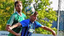 Spitzenspiel: Simon Gantert (hinten, gegen Lukas Keßler von der SG FC Wehr-Brennet) fährt mit Aufsteiger SG Mettingen/Krenkingen am ...