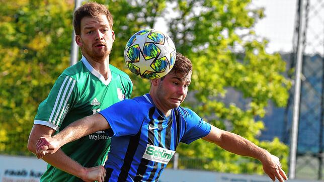 Spitzenspiel: Simon Gantert (hinten, gegen Lukas Keßler von der SG FC Wehr-Brennet) fährt mit Aufsteiger SG Mettingen/Krenkingen am ...