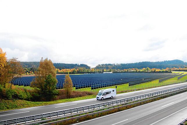 Autofahrer auf der Bundesstraße 27 sehen von der Größe des Solarparks kaum etwas. Auf 14 Hektar wurde auf Aasener Gemarkung eine neue ...