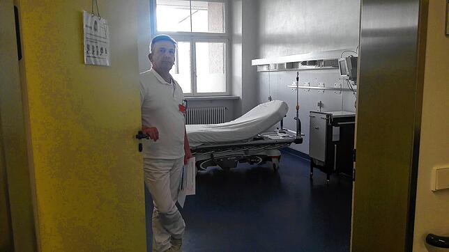 Noch vor der ersten Corona-Welle: Dr. Stefan Kortüm, Chefarzt der Zentralen Notaufnahme des Klinikums Hochrhein, zeigt Ende Februar 2020 ...