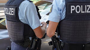 (Symbolbild) Bundespolizisten kontrollieren Insassen eines Fahrzeugs an der Grenze. Bei Rielasingen entdecken Beamte bei einer Kontrolle ...