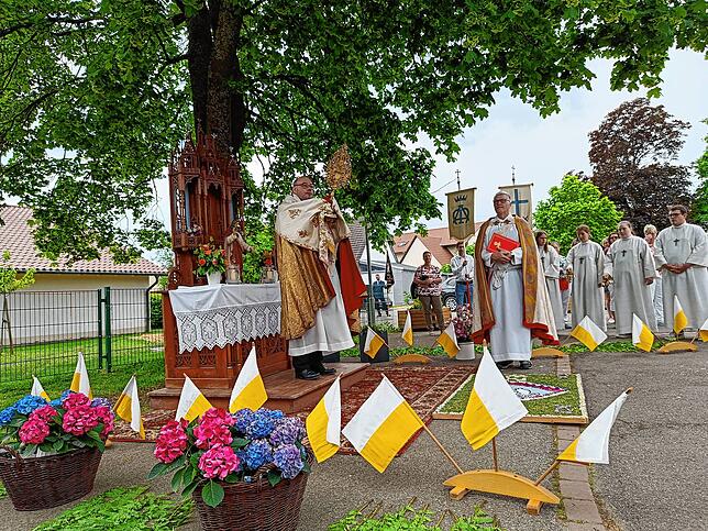 Bei der Fronleichnamsprozession der Seelsorgeeinheit Heuberg St. Barbara hielt Pfarrer Markus Manter an drei Stationsaltären und segnete ...