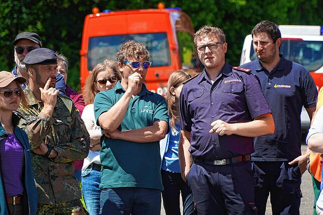 Revierförster Tobias Müller (links) und Kommandant Uwe Veit begutachten den Verlauf der Übung.
