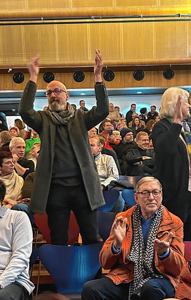 Annette Stoll-Zeitlers Bruder Christoph Stoll applaudiert nach Verkündung des Wahlergebnisses mit hocherhobenen Händen.