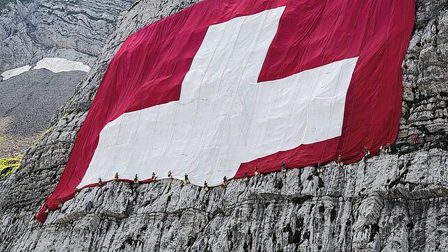 Eine 80x80 Meter große schweizerische Fahne hängt anlässlich des Nationalfeiertags im vergangenen Jahr an einer Felswand unterhalb des ...