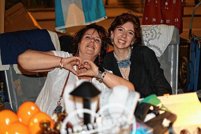 Bild 26: Bis tief in die Nacht stöbern die Trödel-Fans beim Konstanzer 24-Stunden-Flohmarkt