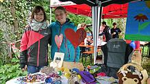Lisa Drotleff (links) und Jenny Henning bieten zum Großteil Selbstgebasteltes an ihrem Stand, für das sie ein halbes Jahr lang werkelten.