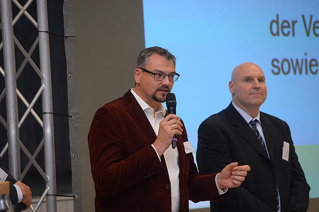 Claus Kiehner von der Modus Consult GmbH erklärt, ob Vier- oder Dreispurigkeit besser ist zur Umsetzung der planerischen Ziele. Rechts ...