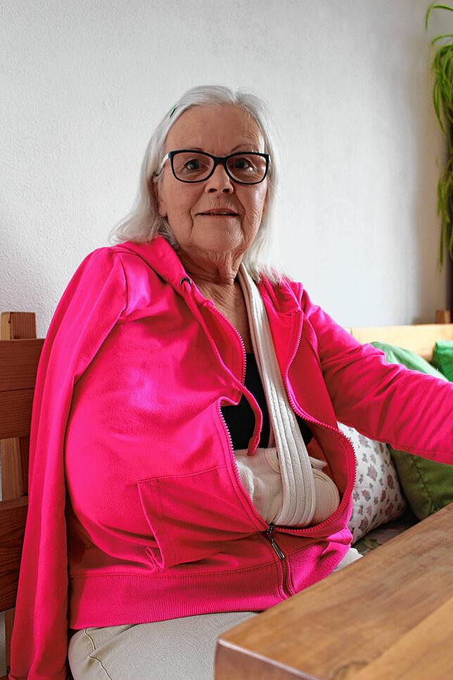 Gerlinde Bayers Arm befindet sich im April noch in einer orthopädischen Bandage. Mittlerweile geht es ihr besser, die Bandage ist sie los.