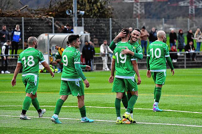 Bild 1: SV Herten setzt sich mit 4:1 gegen FC Schönau durch &ndash; und wir haben Bilder!