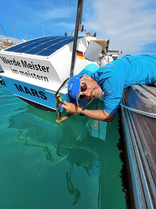 Arbeiten am Boot: Auf den Kapverden angekommen, bereitet Martin sein Boot auf den Rücktransport vor.