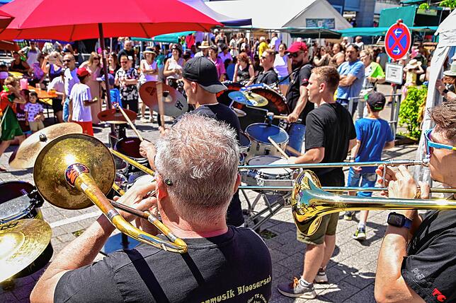 Bild 2: Stadtfest in St. Georgen: Viele Besucher schmückten das Fest. Gute Unterhaltung und schönes Wetter.