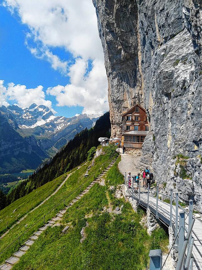 Bild 26: Normalerweise überrennen Touristen das Berggasthaus Aescher, doch wie sieht es dort jetzt aus? Wir nehmen Sie mit auf eine Wanderung