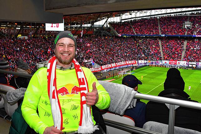 Ein neuer Fan? Kevin Simanowski trägt das signierte Torwarttrikot des sächsischen Bundesligisten durchaus mit Stolz.