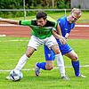 Florian Kaltenbach (Furtwangen) im Zweikampf mit Maurice Dresel. Mit dem Auswärtssieg überholt der FV Tennenbronn Furtwangen in der Tabelle.