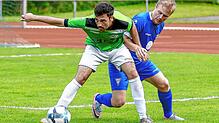 Florian Kaltenbach (Furtwangen) im Zweikampf mit Maurice Dresel. Mit dem Auswärtssieg überholt der FV Tennenbronn Furtwangen in der Tabelle.