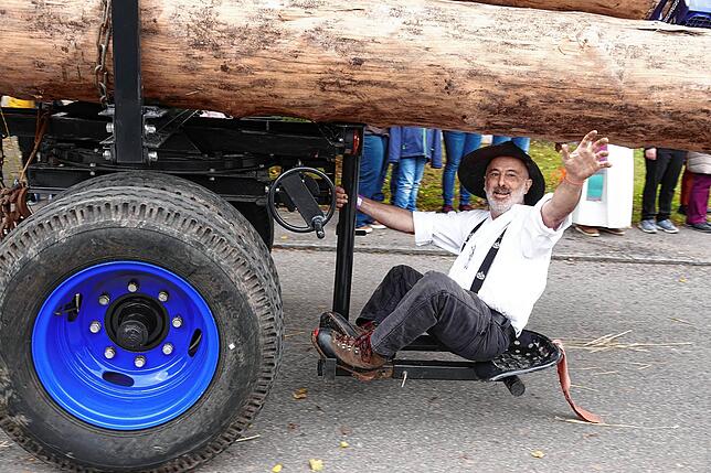 Mutig: Ein Tiefflieger beim Holztransport.