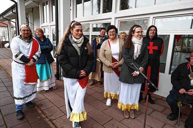 Bild 7: Rathaussturm in Moos: Gemeinde wehrt sich als römische Armee – Die Bilder vom Fasnacht-Spektakel!